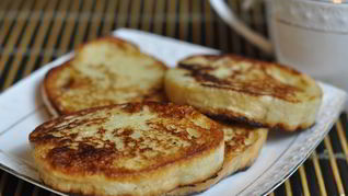 Гренки с молоком и яйцами