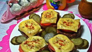 Гренки с овощами под сыром