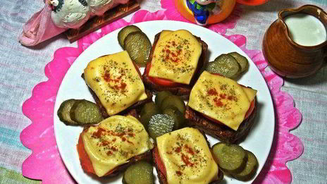 гренки с овощами под сыром