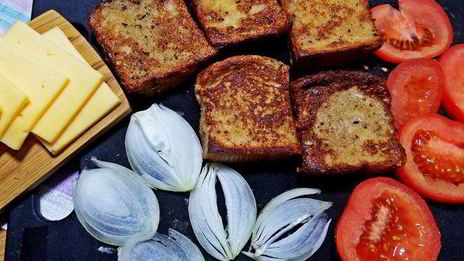 гренки с овощами под сыром