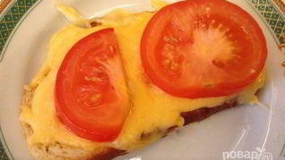 Гренки с помидорами, сыром и чесноком