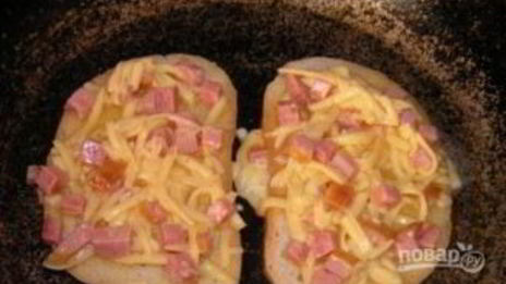 гренки с сыром, яйцом и колбасой