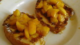 Гренки с тушеными яблоками