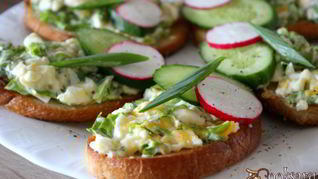 Гренки с яичным салатом