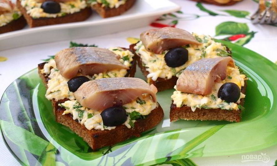 Рецепт гренки с яйцом и селедкой