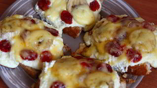 Гренки с запеченным творогом