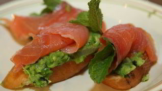 Гренки с зеленым горошком, семгой и мятой