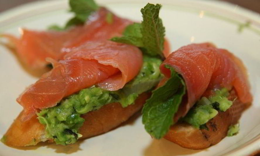 Рецепт гренки с зеленым горошком, семгой и мятой