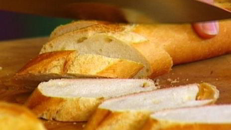 гренки с зеленым горошком, семгой и мятой