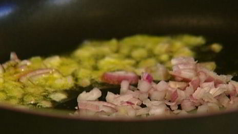 гренки с зеленым горошком, семгой и мятой