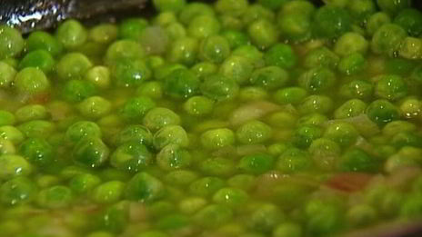 гренки с зеленым горошком, семгой и мятой