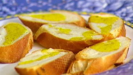 гренки с зеленым горошком, семгой и мятой