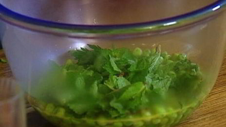 гренки с зеленым горошком, семгой и мятой