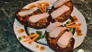 Гренки со свининой и овощами