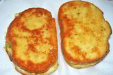 Хрустящие жареный гренки с курицей и сыром
