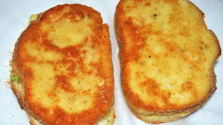 Хрустящие жареный гренки с курицей и сыром