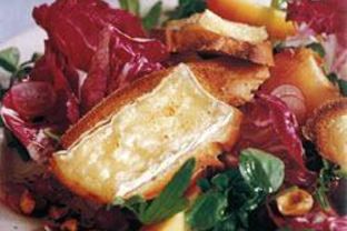 Листовой салат ассорти, персик и гренки с сыром бри