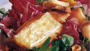 Листовой салат ассорти, персик и гренки с сыром бри