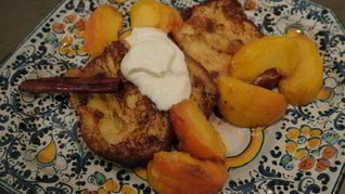 Сладкие гренки с томлеными персиками