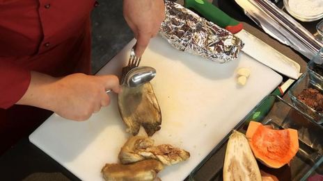 баклажанная икра на тыквенном пюре