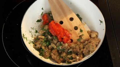 баклажанная икра на тыквенном пюре