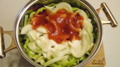 кабачковая икра с томатным соусом