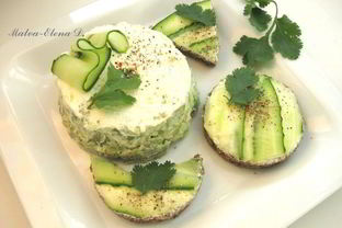 Канапе и башенка из авокадо со сливочным сыром