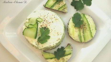 канапе и башенка из авокадо со сливочным сыром