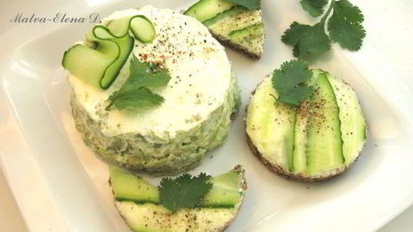 канапе и башенка из авокадо со сливочным сыром