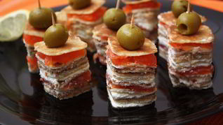 Канапе из блинов на шпажках