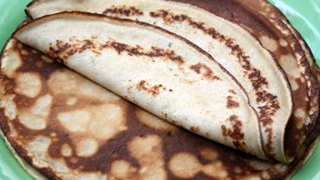 канапе из блинов на шпажках