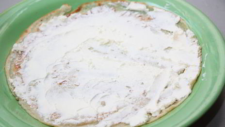 канапе из блинов на шпажках