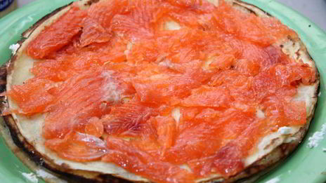 канапе из блинов на шпажках