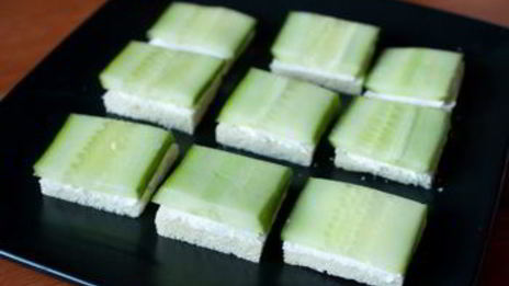 канапе из креветок и огурца на тостах