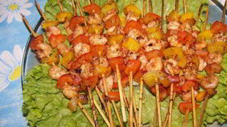 Канапе из креветок на шпажках
