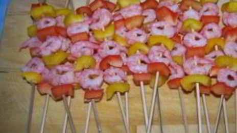 канапе из креветок на шпажках