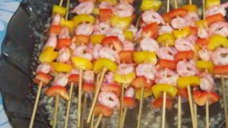 канапе из креветок на шпажках