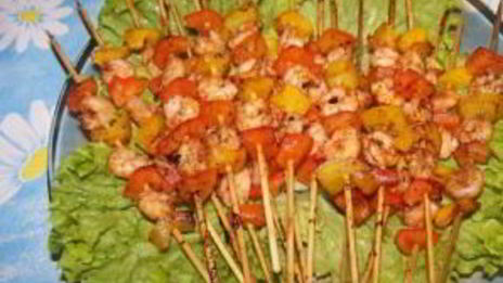 канапе из креветок на шпажках