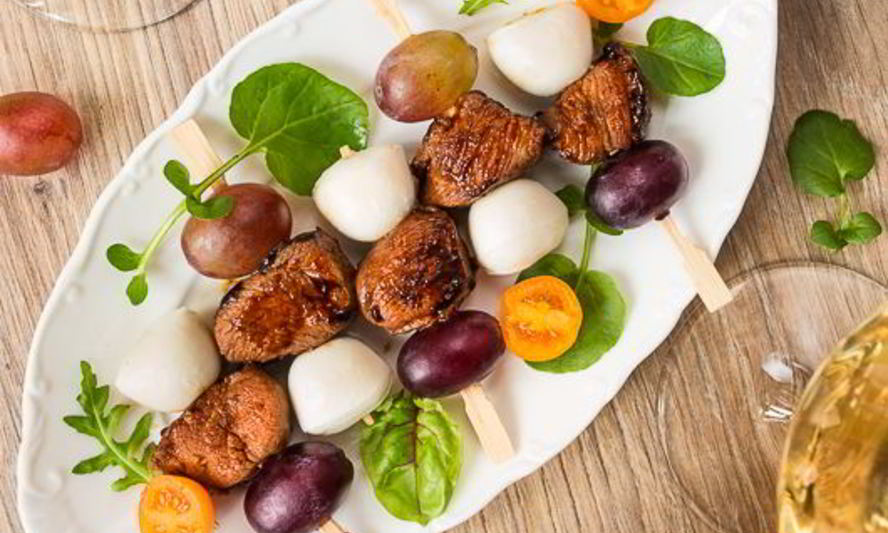 Рецепт канапе из острой утки с моцареллой и виноградом