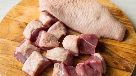 канапе из острой утки с моцареллой и виноградом