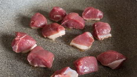 канапе из острой утки с моцареллой и виноградом