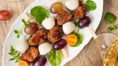 канапе из острой утки с моцареллой и виноградом