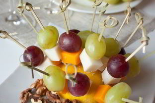 Канапе из сырного ассорти и фруктов