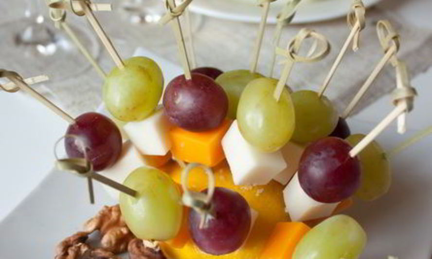 Рецепт канапе из сырного ассорти и фруктов