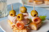Канапе из ветчины и оливок