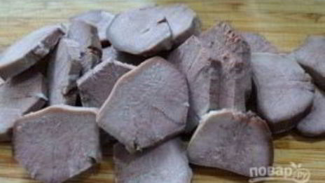 канапе из языка, редиса и маринованных огурцов