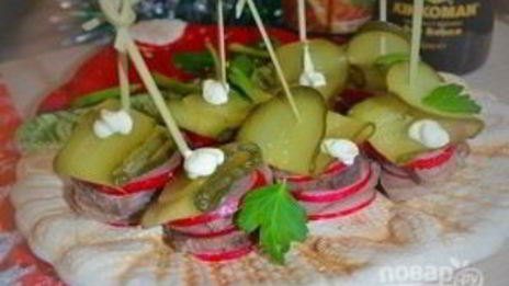 канапе из языка, редиса и маринованных огурцов