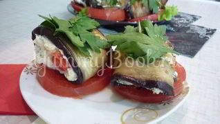 Канапе-рулетики из баклажанов с сыром и помидорами