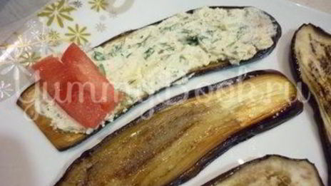 канапе-рулетики из баклажанов с сыром и помидорами