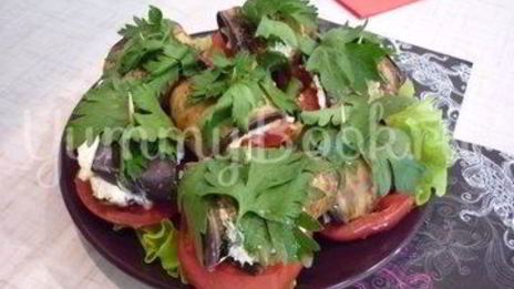 канапе-рулетики из баклажанов с сыром и помидорами